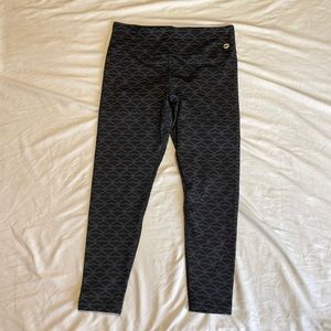 Vineyard Vines Black and Grey Whale Tail Print leggings